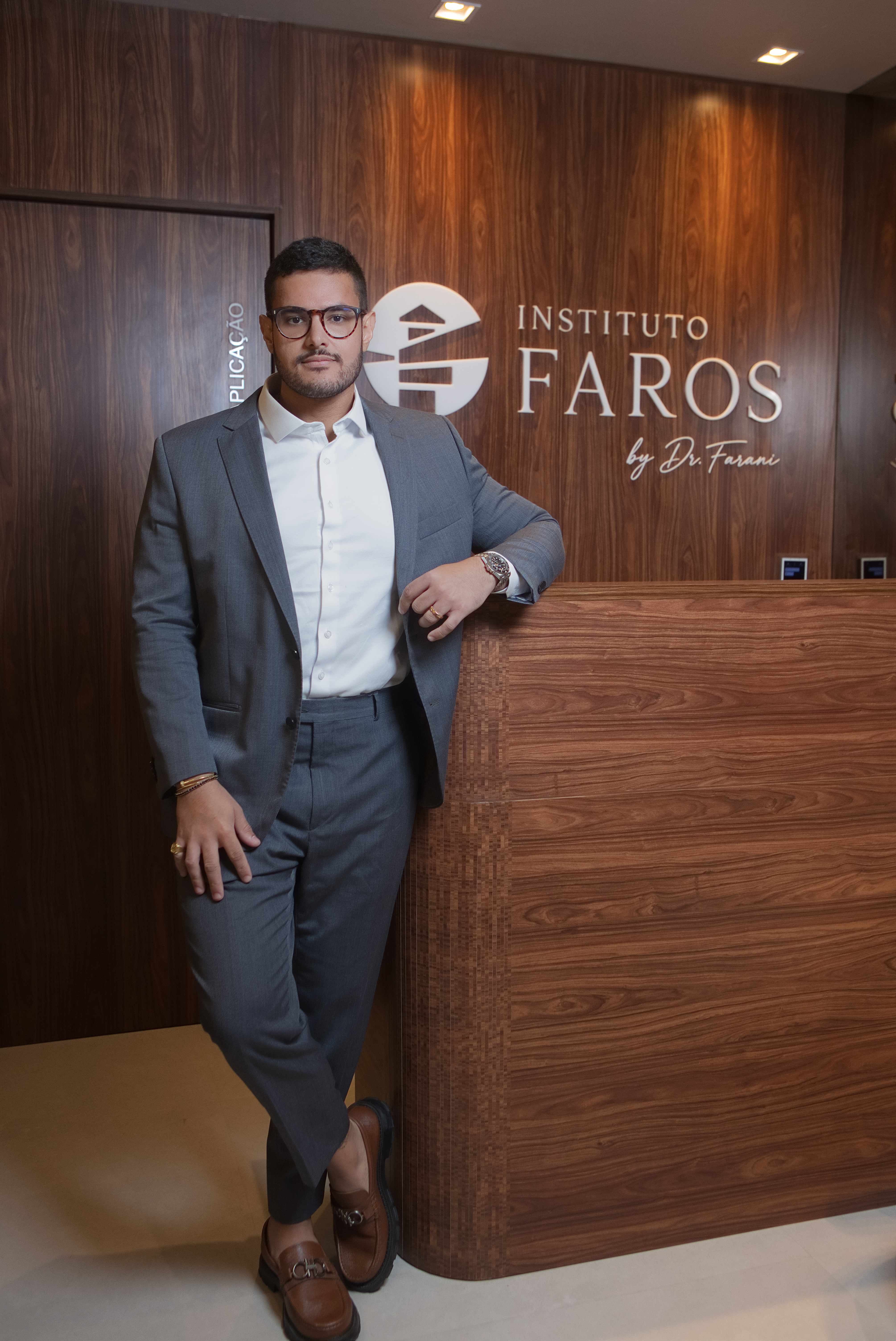 Dr. Matheus Farani na recepção do Instituto FAROS